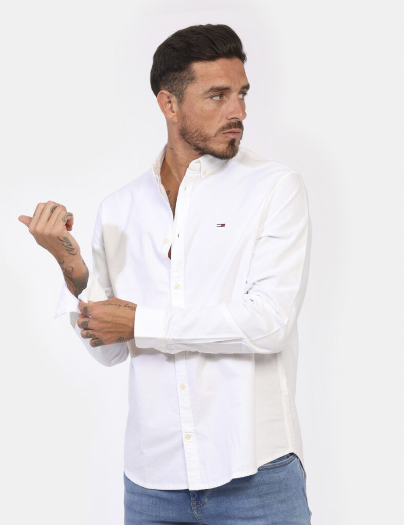 Camicia TOMMY HILFIGER Bianco - Camicia in cotone spesso ed in total bianco con piccolo logo brand ricamato ad altezza cuore