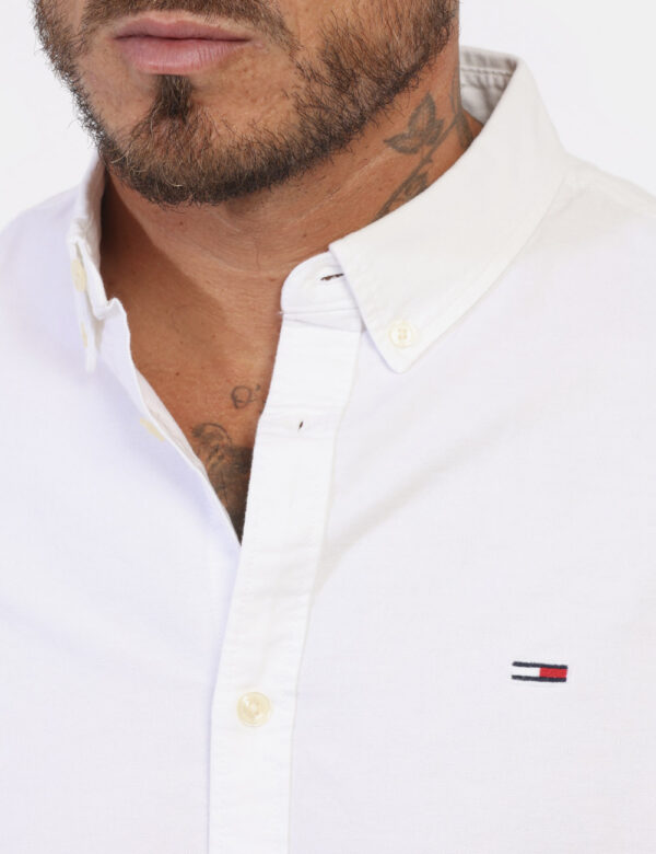 Camicia TOMMY HILFIGER Bianco - Camicia in cotone spesso ed in total bianco con piccolo logo brand ricamato ad altezza cuore