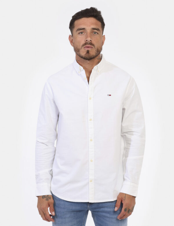 Camicia TOMMY HILFIGER Bianco - Camicia in cotone spesso ed in total bianco con piccolo logo brand ricamato ad altezza cuore