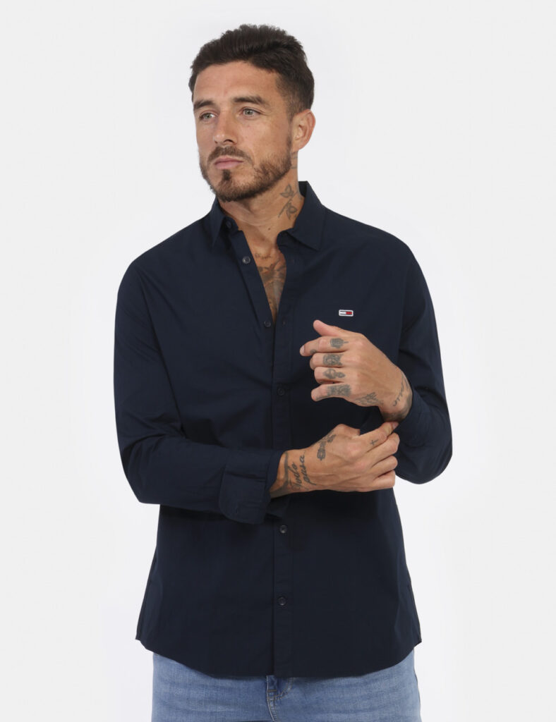 Camicia TOMMY HILFIGER Blu - Camicia classica in total bku navy con piccolo logo brand ricamato ad altezza cuore. La vestibi