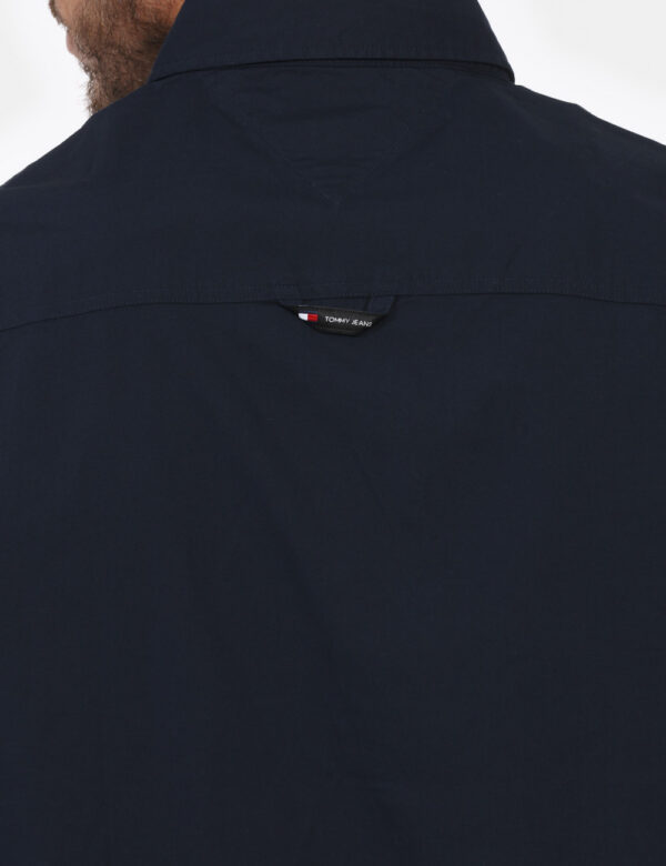 Camicia TOMMY HILFIGER Blu - Camicia classica in total bku navy con piccolo logo brand ricamato ad altezza cuore. La vestibi