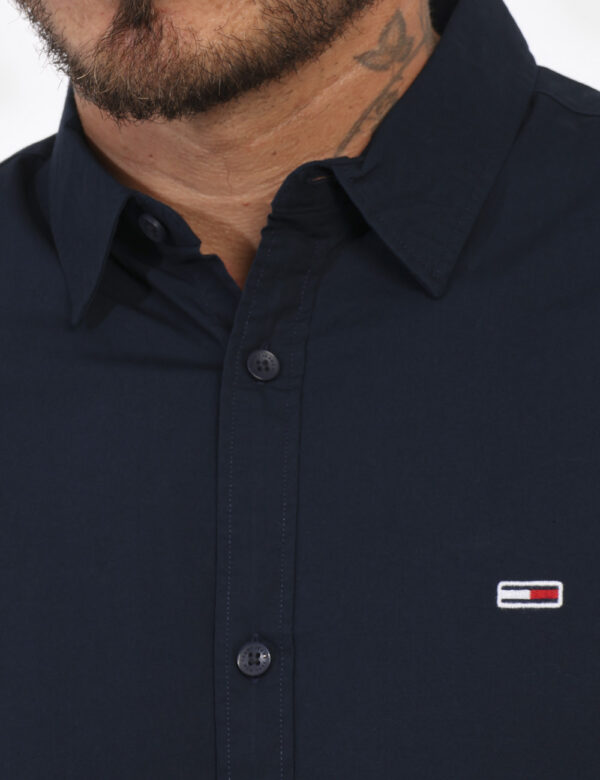 Camicia TOMMY HILFIGER Blu - Camicia classica in total bku navy con piccolo logo brand ricamato ad altezza cuore. La vestibi