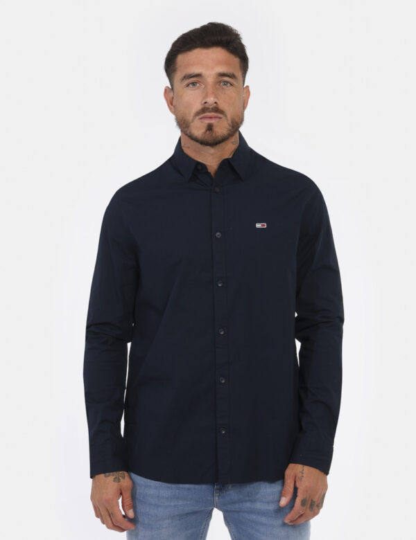 Camicia TOMMY HILFIGER Blu - Camicia classica in total bku navy con piccolo logo brand ricamato ad altezza cuore. La vestibi