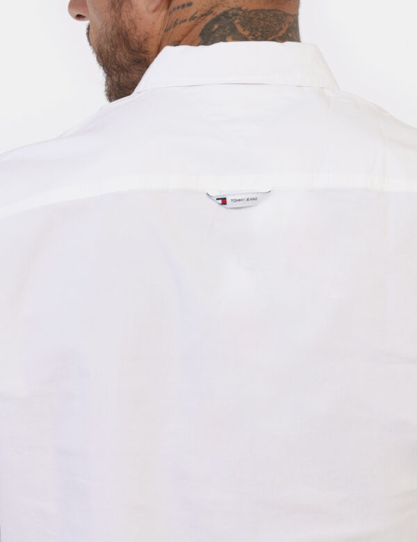 Camicia TOMMY HILFIGER Bianco - Camicia classica in total bianco con piccolo logo brand ricamato ad altezza cuore. La vestib