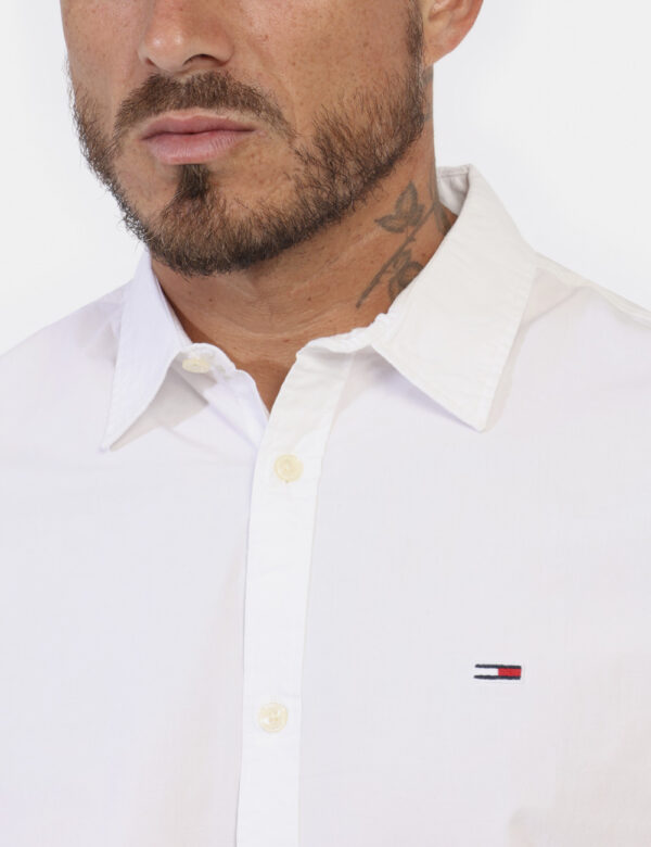 Camicia TOMMY HILFIGER Bianco - Camicia classica in total bianco con piccolo logo brand ricamato ad altezza cuore. La vestib