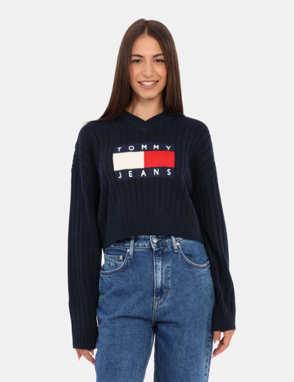 Maglione Tommy Hilfiger Blu - Maglione corto con scollo a V in total blu navy con logo brand in trama originale. La vestibil