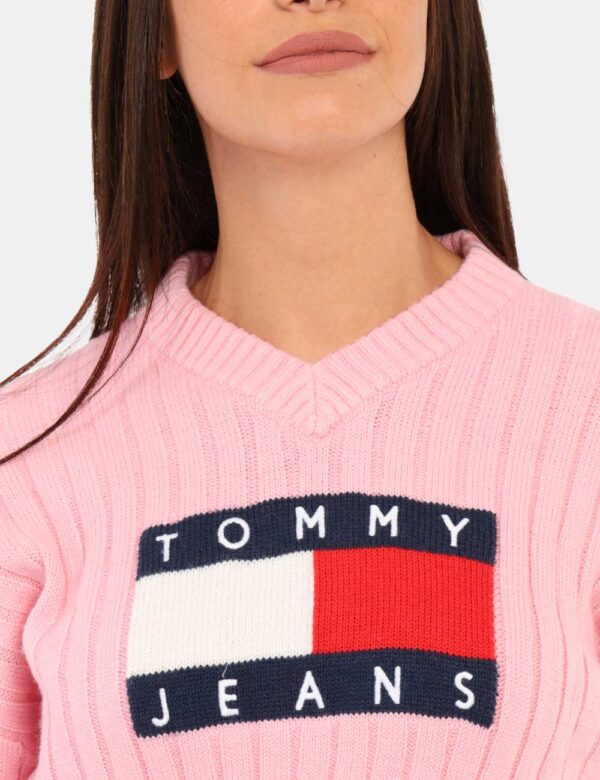 Maglione Tommy Hilfiger Rosa - Maglione corto con scollo a V in total rosa chiaro con logo brand in trama originale. La vest