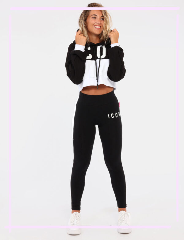 Legging Icon Nero - Legging in total nero con logo brand bianco. La vestibilità è morbida e regolabile grazie ad elastico in