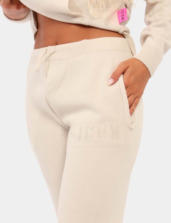 Pantaloni Icon Beige - Pantaloni simil tuta in total beige con logo brand in tono su tono e tasche a taglio trasversale. La