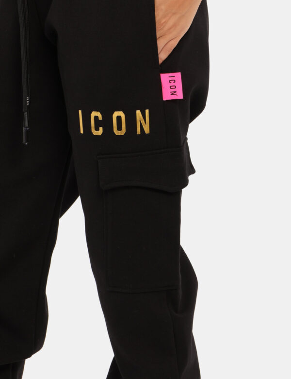 Pantaloni Icon Nero - Pantaloni simil tuta in total nero con logo brand dorato. Presenti tasche a taglio trasversale e tasch