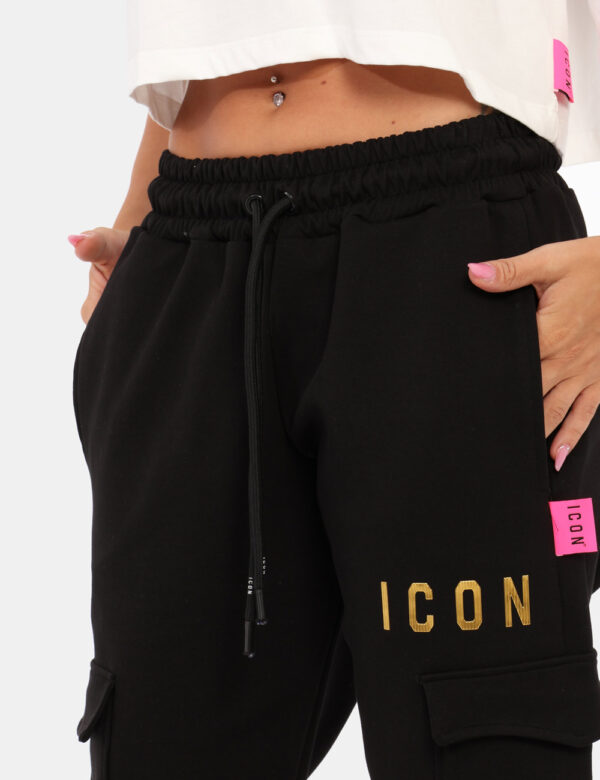 Pantaloni Icon Nero - Pantaloni simil tuta in total nero con logo brand dorato. Presenti tasche a taglio trasversale e tasch