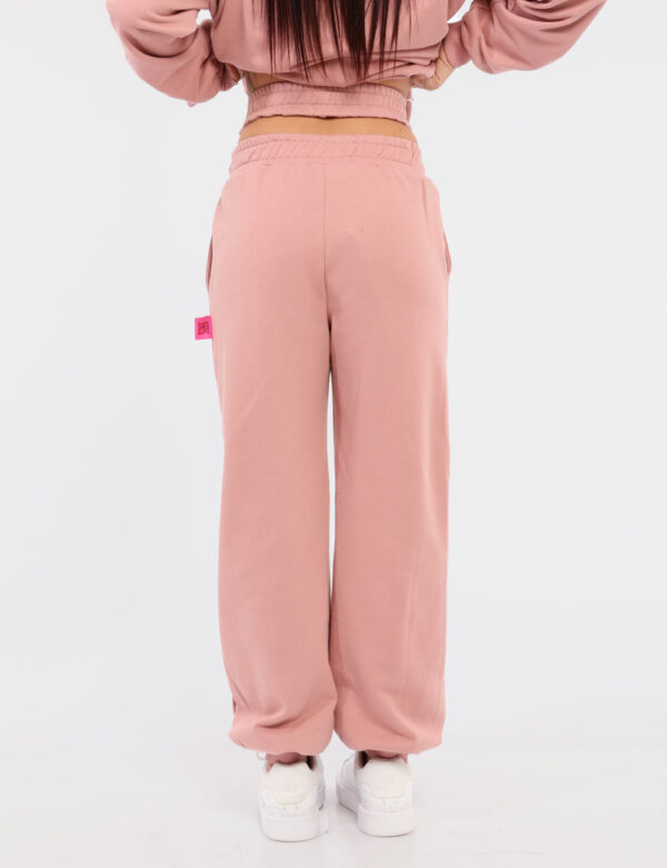 Pantaloni Icon Rosa - Pantaloni simil tuta in total rosa antico con tasche a taglio trasversale e unica bretella morbida arr