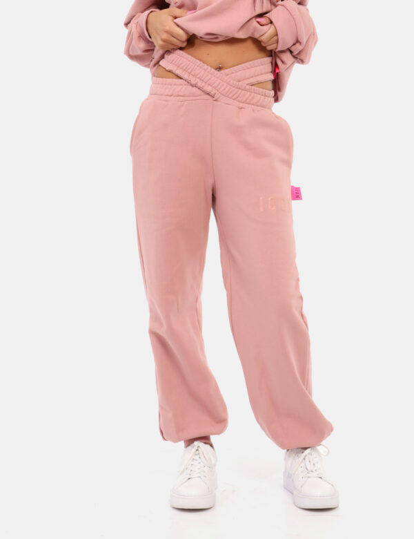 Pantaloni Icon Rosa - Pantaloni simil tuta in total rosa antico con tasche a taglio trasversale e unica bretella morbida arr