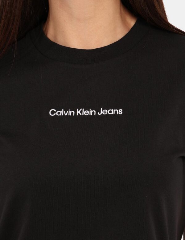 T-shirt Calvin Klein Nero - T-shirt nera con un design semplice e minimalista. Sul petto, al centro, è presente la scritta '