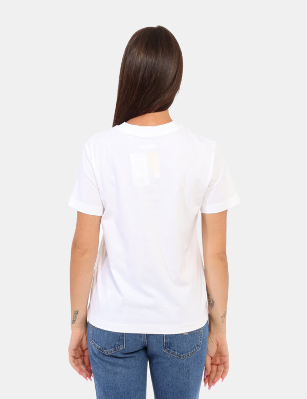 T-shirt Calvin Klein Bianco - T-shirt bianca con un design semplice e minimalista. Sul petto, al centro, è presente la scrit