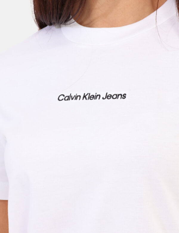 T-shirt Calvin Klein Bianco - T-shirt bianca con un design semplice e minimalista. Sul petto, al centro, è presente la scrit