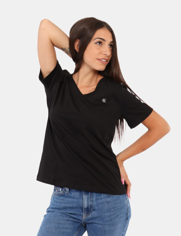 T-shirt T-shirt Calvin Klein Nero - T-shirt nera Calvin Klein con scollo a V e piccolo logo in rilievo. Abbinala a tutti i t