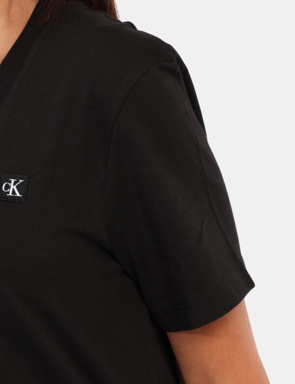 T-shirt T-shirt Calvin Klein Nero - T-shirt nera Calvin Klein con scollo a V e piccolo logo in rilievo. Abbinala a tutti i t