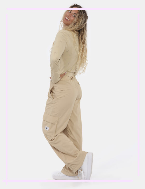 Pantaloni Calvin Klein Beige - Cod. art. J20J223921 B CVVi ricordiamo che tutti i nostri articoli sono originali.