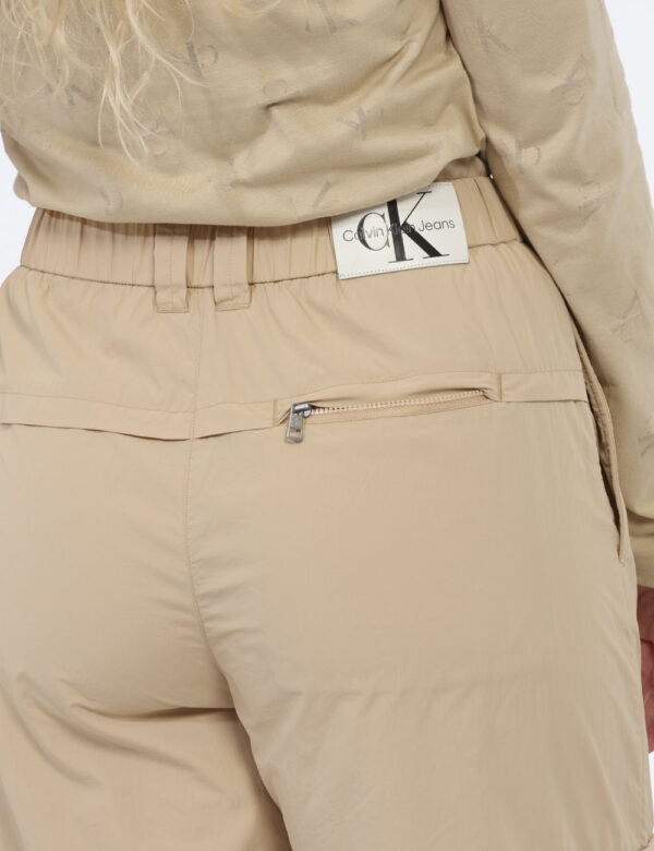 Pantaloni Calvin Klein Beige - Cod. art. J20J223921 B CVVi ricordiamo che tutti i nostri articoli sono originali.