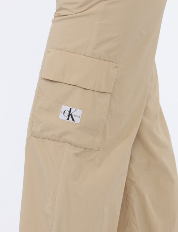 Pantaloni Calvin Klein Beige - Cod. art. J20J223921 B CVVi ricordiamo che tutti i nostri articoli sono originali.