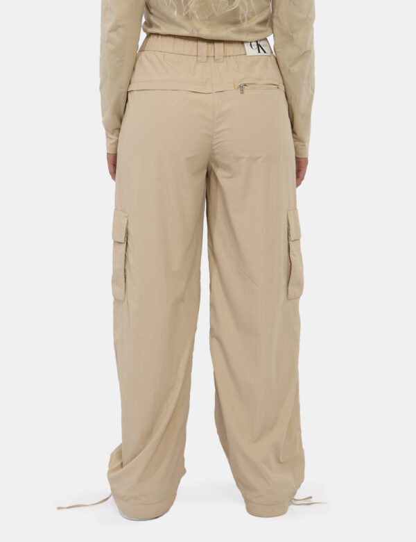 Pantaloni Calvin Klein Beige - Cod. art. J20J223921 B CVVi ricordiamo che tutti i nostri articoli sono originali.