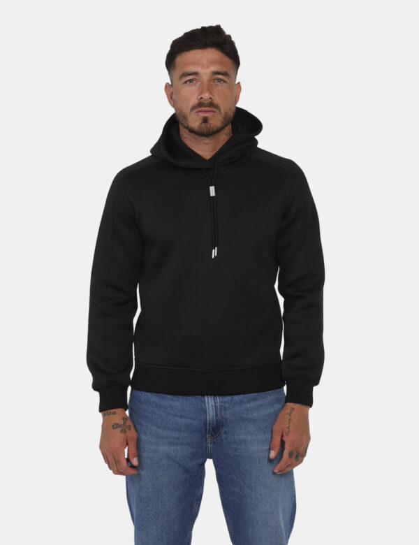 Felpa Calvin Klein Nero - Felpa tipo neoprene con cappuccio e coulisse resa particolare dall'applicazione in metallo. Una fe