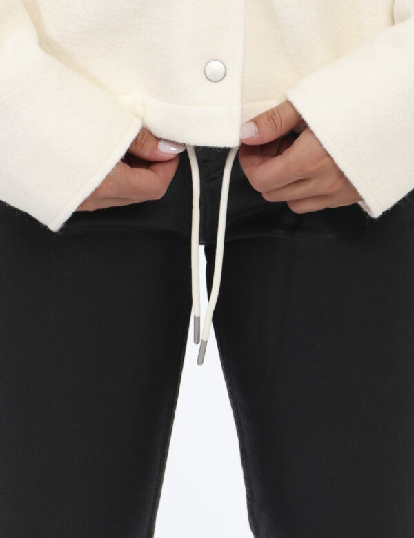 Cappotto Calvin Klein Bianco - Cod. art. J20J224330 B CVVi ricordiamo che tutti i nostri articoli sono originali.