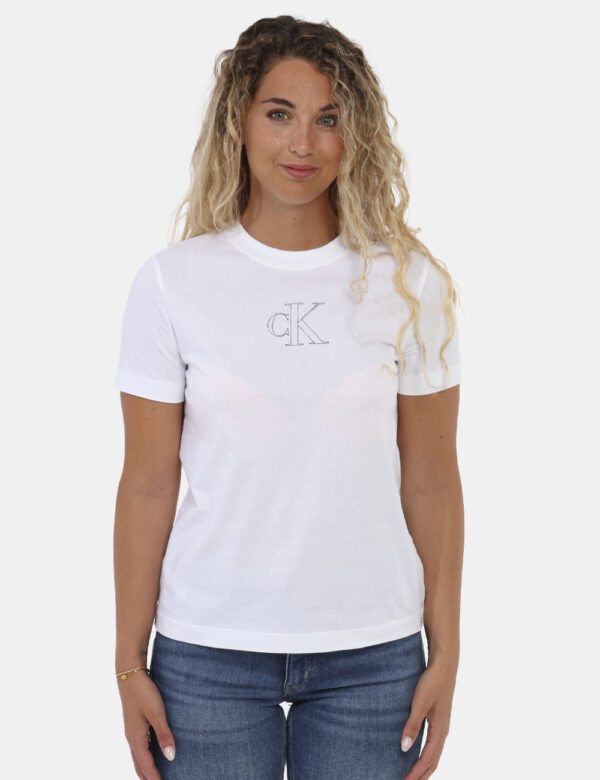 T-shirt Calvin Klein Bianco - T-shirt classica in total bianco con logo brand nero. La vestibilità è morbida e regolare. La