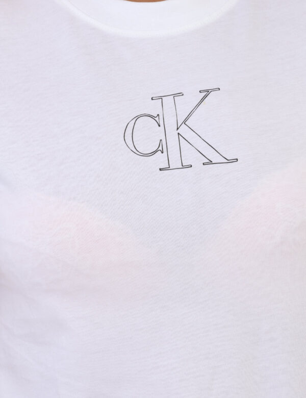 T-shirt Calvin Klein Bianco - T-shirt classica in total bianco con logo brand nero. La vestibilità è morbida e regolare. La