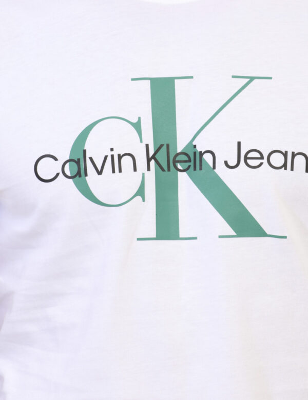 T-shirt CALVIN KLEIN Bianco - T-shirt classica in total bianco con stampa logo brand nero e verde sul fronte. La vestibilità