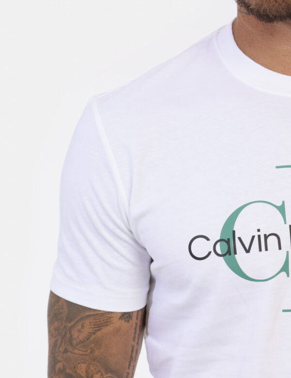 T-shirt CALVIN KLEIN Bianco - T-shirt classica in total bianco con stampa logo brand nero e verde sul fronte. La vestibilità