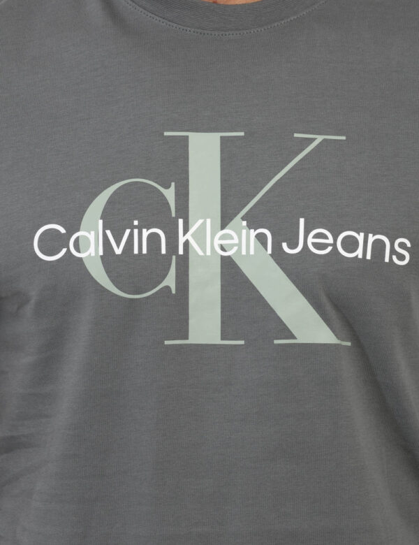 T-shirt CALVIN KLEIN Grigio - T-shirt classica in total grigio con stampa logo brand in tinta sul fronte. La vestibilità è m