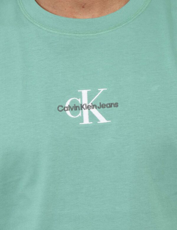 T-shirt CALVIN KLEIN Verde - T-shirt classica in total lilla con logo brand centrale ricamato in tinta bianco e grigio. La v