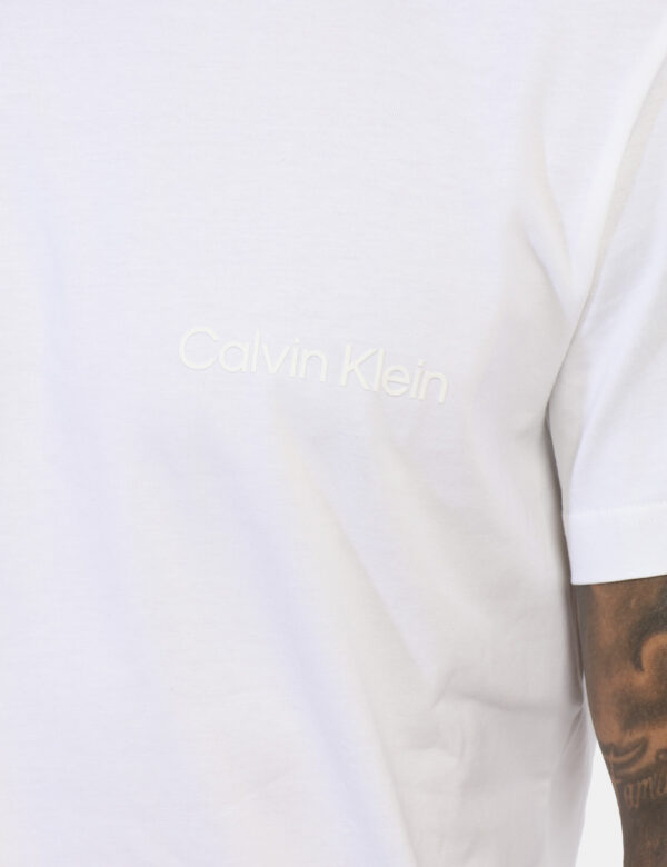 T-shirt CALVIN KLEIN Bianco - T-shirt classica in total bianco con logo brand in tono su tono ad altezza cuore. La vestibili