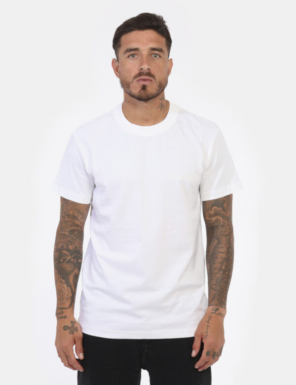 T-shirt CALVIN KLEIN Bianco - T-shirt classica in total bianco con logo brand in tono su tono ad altezza cuore. La vestibili