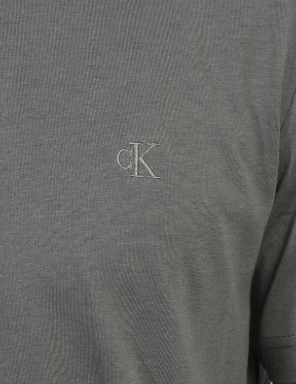 T-shirt CALVIN KLEIN Grigio - T-shirt classica su base grigia con logo brand ricamato ad altezza cuore. La vestibilità è mor