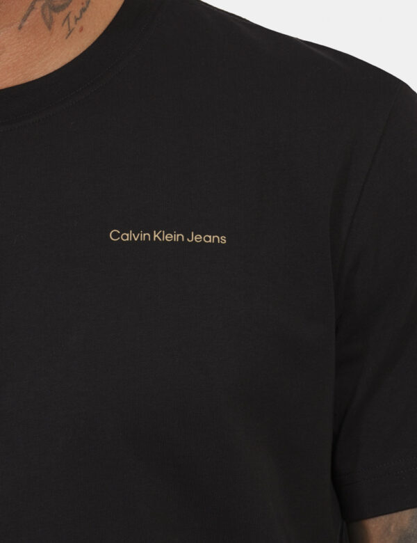 T-shirt CALVIN KLEIN Nero - T-shirt classica su base nera con logo brand in tinta dorata ad altezza cuore più stampa coordin