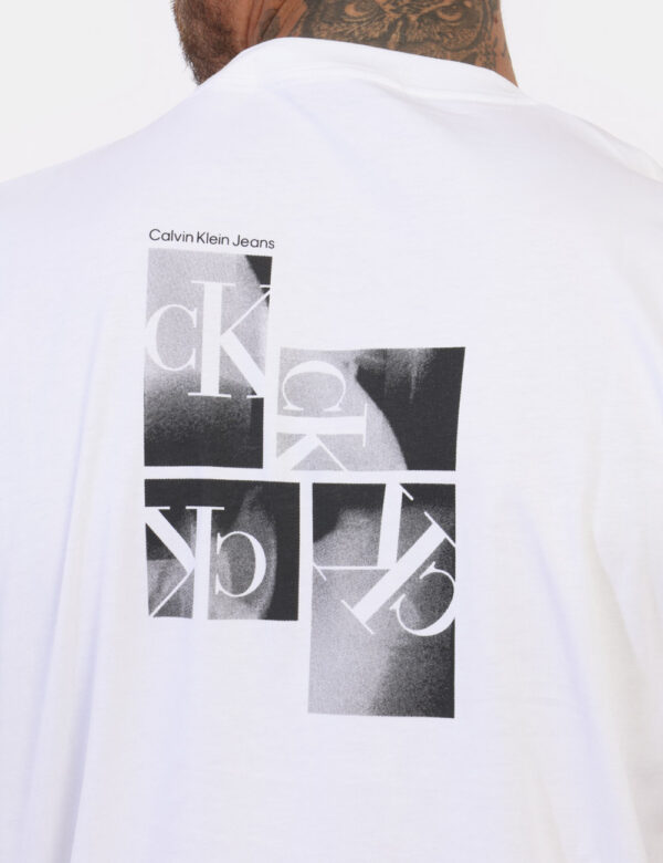 T-shirt CALVIN KLEIN Bianco - T-shirt classica su base bianca con logo brand in tinta ad altezza cuore più stampa coordinata