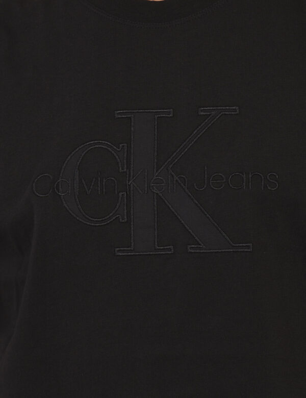 T-shirt CALVIN KLEIN Nero - T-shirt classica su in total nero con logo brand in tono su tono. La vestibilità è morbida e reg