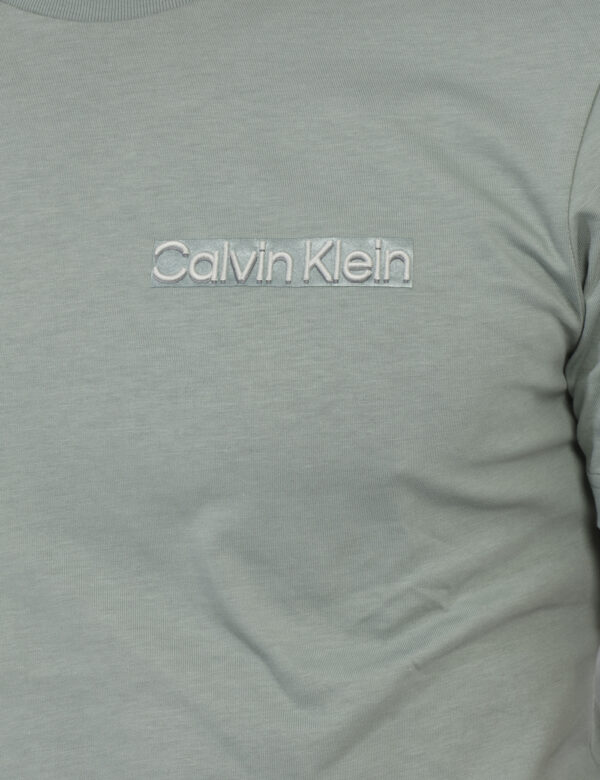 T-shirt Calvin Klein Verde - T-shirt classica in total verde salvia con logo brand grigio chiaro. La vestibilità è morbida e