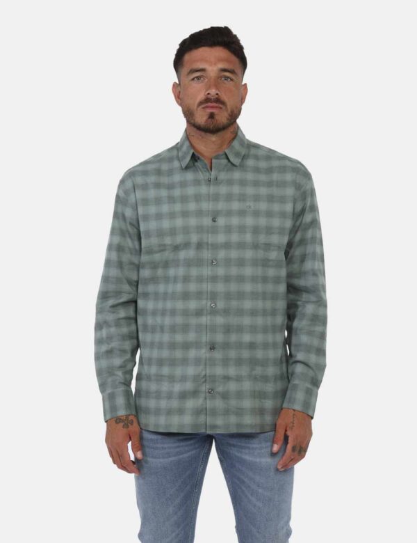 Camicia Calvin Klein Verde - Cmicia a quadri sui toni del verde salvia, presenta colletto classico e bottoni in tinta con la