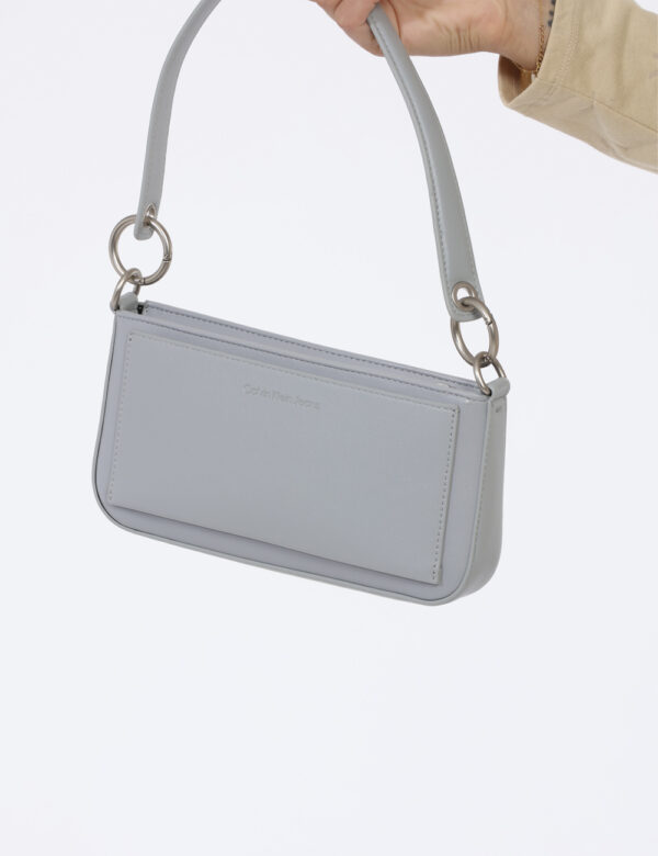 Borsa Calvin Klein Grigio - Cod. art. K60K610679 OVVi ricordiamo che tutti i nostri articoli sono originali.