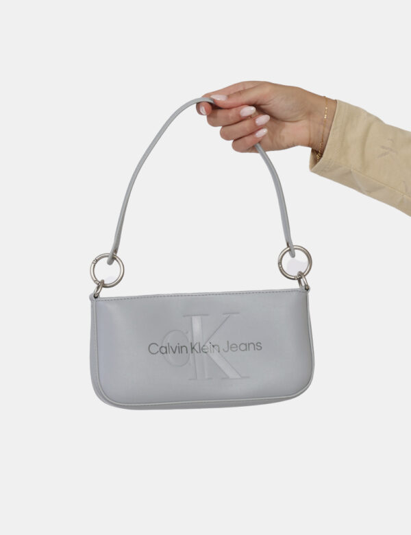 Borsa Calvin Klein Grigio - Cod. art. K60K610679 OVVi ricordiamo che tutti i nostri articoli sono originali.