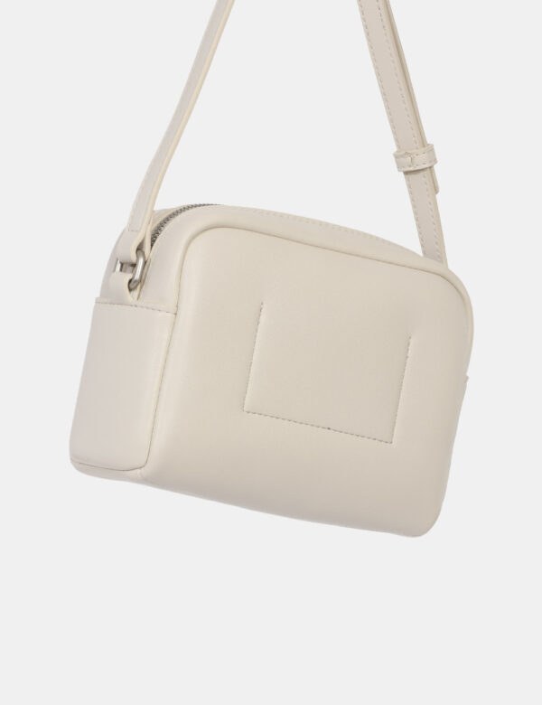 Borsa Calvin Klein Beige - Cod. art. K60K612220 OVVi ricordiamo che tutti i nostri articoli sono originali.