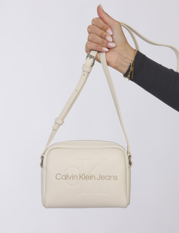 Borsa Calvin Klein Beige - Cod. art. K60K612220 OVVi ricordiamo che tutti i nostri articoli sono originali.