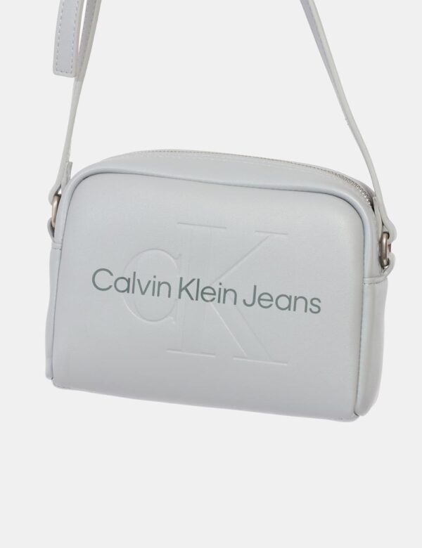 Borsa Calvin Klein Grigio - Cod. art. K60K612220 OVVi ricordiamo che tutti i nostri articoli sono originali.