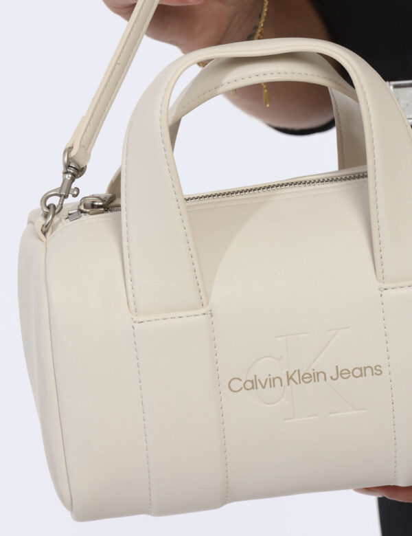 Borsa Calvin Klein Beige - Cod. art. K60K612378 OVVi ricordiamo che tutti i nostri articoli sono originali.