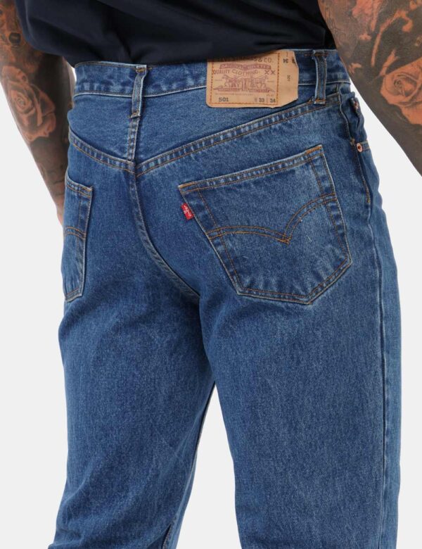 Jeans Levi's L32 - Questi classici Jeans Levi's 501 presentano un taglio dritto, con vita alta che sottolinea la figura e co