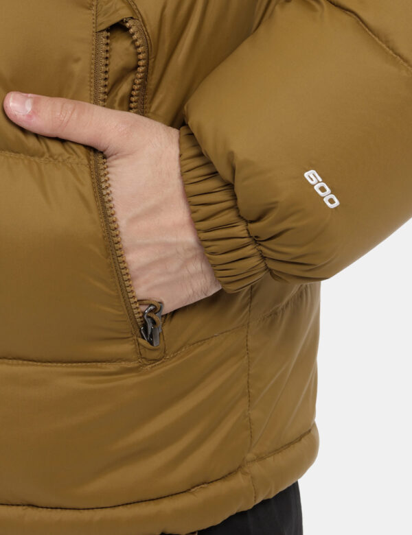 Piumino The North Face Marrone - Piumino corto in colo ocra marrone con tasche con zip. La vestibilità è morbida e pratica g